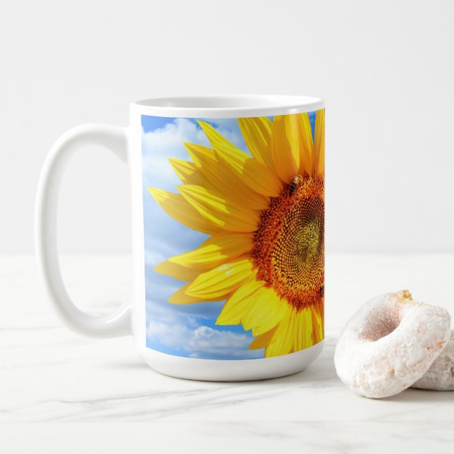 Gelbe Sonnenblumen und Bienen auf Blue Sky Kaffee  Kaffeetasse (Mit Donut)