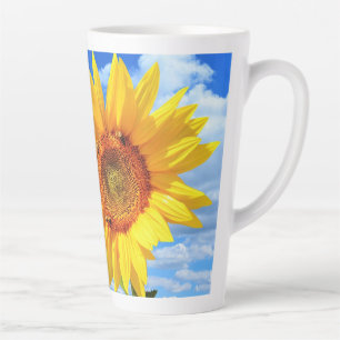 Gelbe Sonnenblumen und Bienen auf Blue Sky Latte T Milchtasse