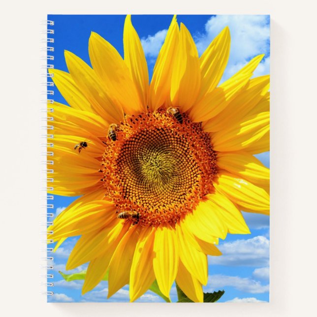 Gelbe Sonnenblumen und Bienen auf Blue Sky Noteboo Notizbuch (Vorderseite)