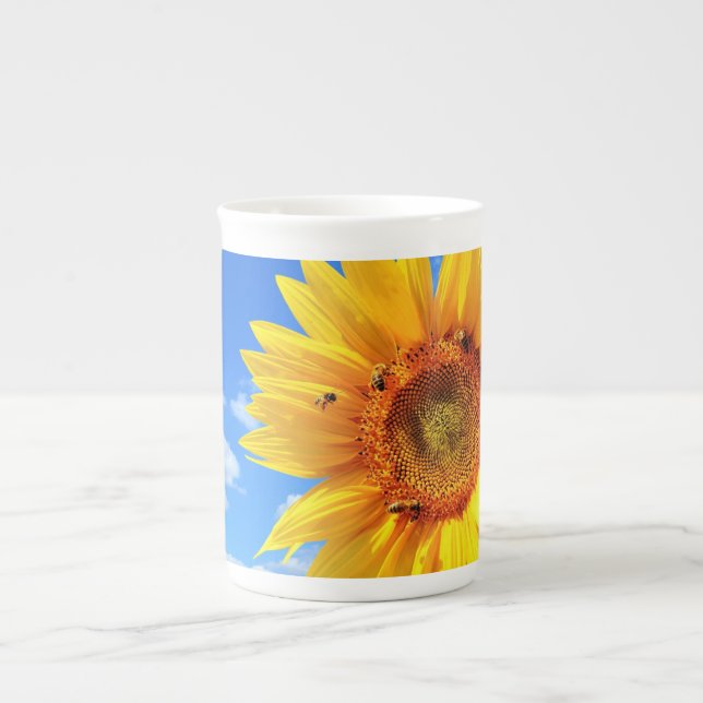 Gelbe Sonnenblumen und Bienen auf der Tasse Blue S (Vorderseite)