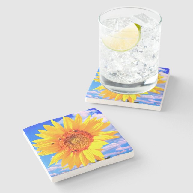 Gelbe Sonnenblumen und Untersetzer aus Bienengeste (Seitenansicht)