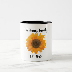 Gelbe Sonnenblumenkunst mit Familienname Tasse