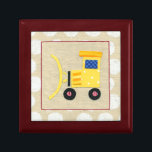 Gelbe Spielzeug-Bulldozer-LKW von Chariklia Zarria Erinnerungskiste<br><div class="desc">Interessiert sich Ihr Kind für Bauen? Dann befriedigen Sie ihre Neugier mit diesem Druck eines gelben Spielzeugplaner Truck von Chariklia Zarris. Sie können die Bewegung der Erde unter den riesigen Rädern dieses Fahrzeugs spüren. Bestelle noch heute!</div>