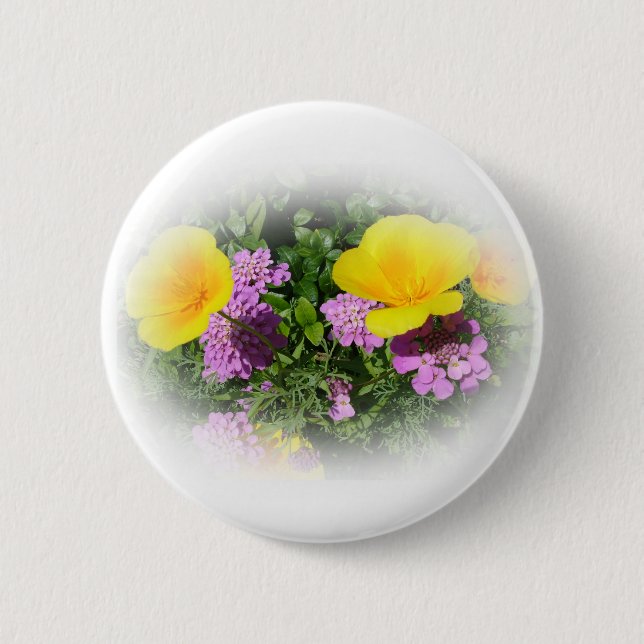 gelbe Stiefmütterchen und violette Gartenblumen Button (Vorderseite)