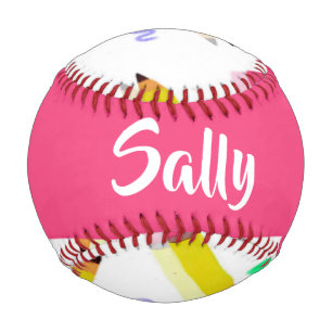 Gelbe Stifte und Scrables auf weiß Baseball