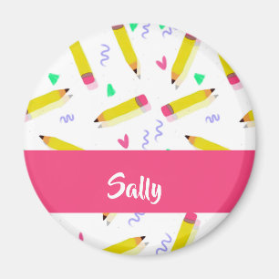 Gelbe Stifte und Scrables auf weiß Magnet