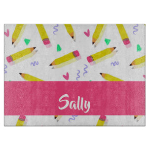 Gelbe Stifte und Scrables auf weiß Schneidebrett