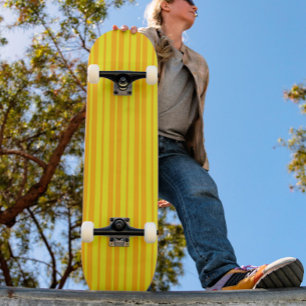 Gelbe stilvolle Streifenmuster-Design Skateboard