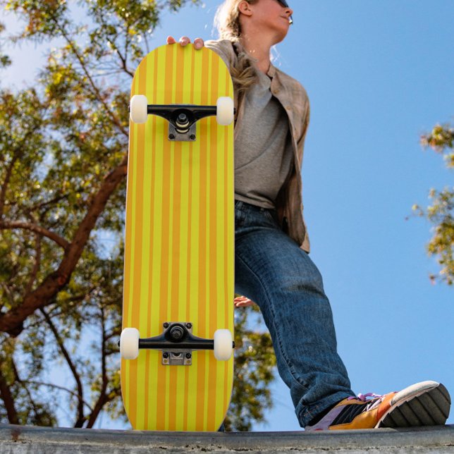 Gelbe stilvolle Streifenmuster-Design  Skateboard (Von Creator hochgeladen)