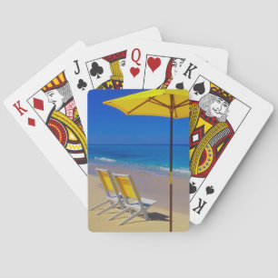 Gelbe Strandsonnenschirm und Stühle auf makellosem Spielkarten