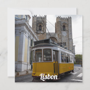 Gelbe Straßenbahn auf der Kathedrale von Lissabon