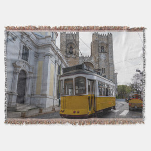 Gelbe Straßenbahn auf der Kathedrale von Lissabon  Decke