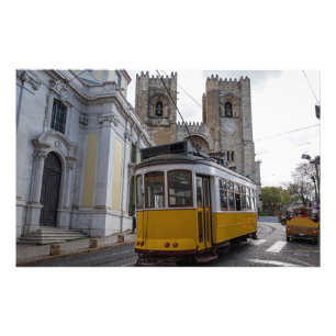 Gelbe Straßenbahn auf der Kathedrale von Lissabon  Fotodruck