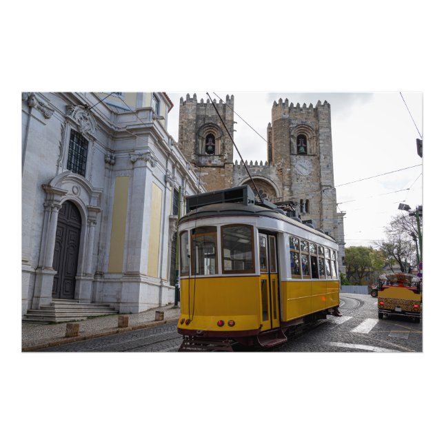 Gelbe Straßenbahn auf der Kathedrale von Lissabon  Fotodruck (Vorne)