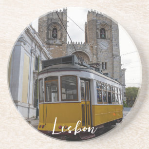 Gelbe Straßenbahn auf der Kathedrale von Lissabon Getränkeuntersetzer