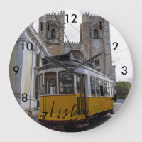 Gelbe Straßenbahn auf der Kathedrale von Lissabon 