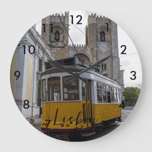 Gelbe Straßenbahn auf der Kathedrale von Lissabon Große Wanduhr