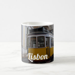Gelbe Straßenbahn auf der Kathedrale von Lissabon  Kaffeetasse