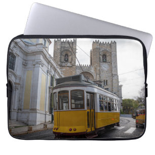 Gelbe Straßenbahn auf der Kathedrale von Lissabon Laptopschutzhülle