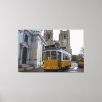 Gelbe Straßenbahn auf der Kathedrale von Lissabon 