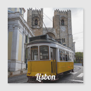 Gelbe Straßenbahn auf der Kathedrale von Lissabon  Magnetkarte