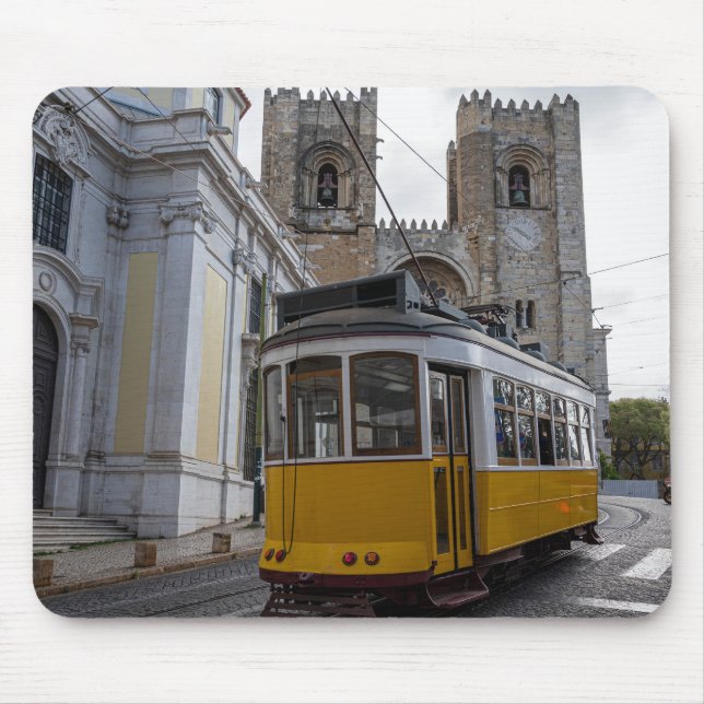 Gelbe Straßenbahn auf der Kathedrale von Lissabon  Mousepad (Vorne)