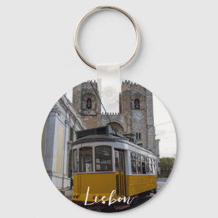 Gelbe Straßenbahn auf der Kathedrale von Lissabon Schlüsselanhänger