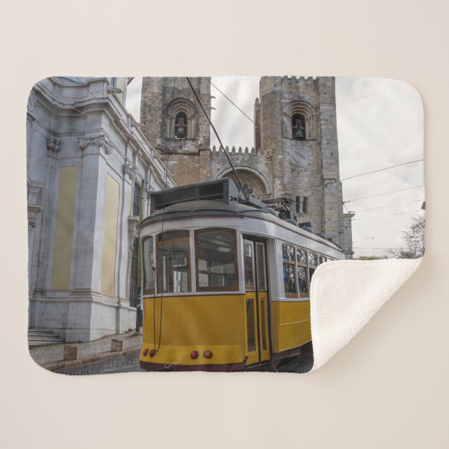 Gelbe Straßenbahn auf der Kathedrale von Lissabon  Sherpadecke (Vorderseite (Horizontal))