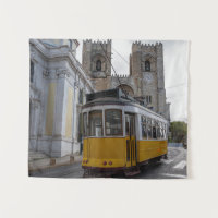 Gelbe Straßenbahn auf der Kathedrale von Lissabon 