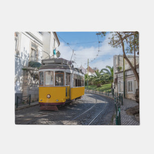 Gelbe Straßenbahn in Lissabon, Portugal Fußmatte