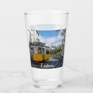 Gelbe Straßenbahn in Lissabon, Portugal Glas