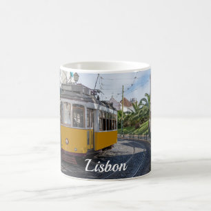 Gelbe Straßenbahn in Lissabon, Portugal Kaffeetasse