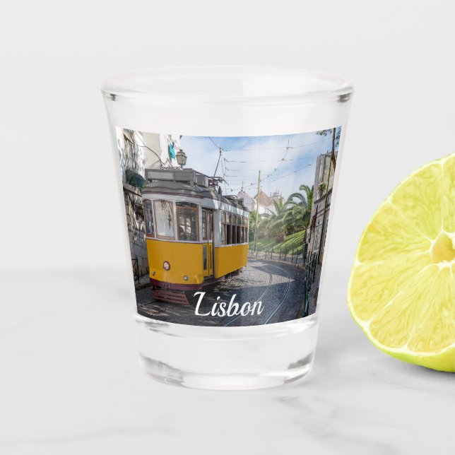 Gelbe Straßenbahn in Lissabon, Portugal Schnapsglas (Vorderseite)