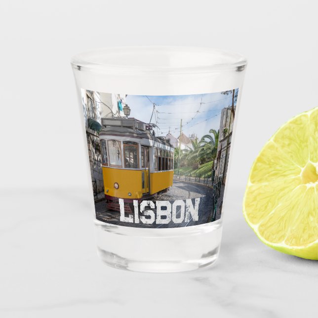 Gelbe Straßenbahn in Lissabon, Portugal Schnapsglas (Vorderseite)