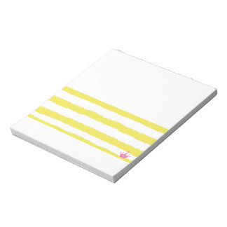 Gelbe Streifen und ein rosa Kronen Notizbuch Notizblock