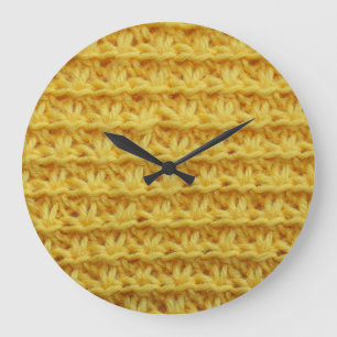 Gelbe Strickstoffe: gestreifte Textur. Große Wanduhr