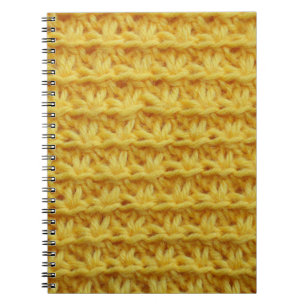 Gelbe Strickstoffe: gestreifte Textur. Notizblock