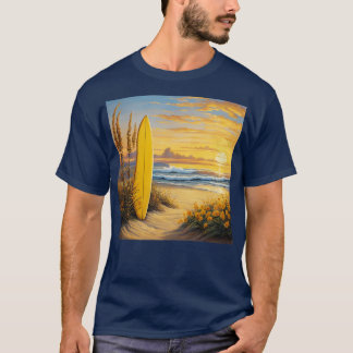 Gelbe Surfboard im Sand am Strand TShirt