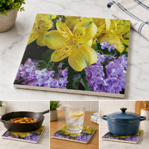 Gelbe Taglilien und Lila Lilac-Blume Fliese