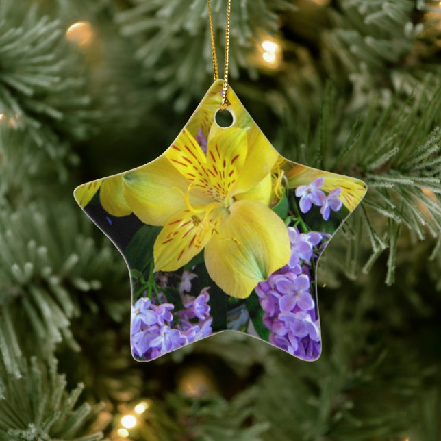 Gelbe Taglilien und Lila Lilac-Blume Keramikornament (Baum)