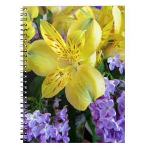Gelbe Taglilien und Lila Lilac-Blume Notizblock