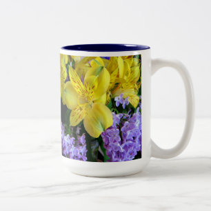 Gelbe Taglilien und Lila Lilac-Blume Zweifarbige Tasse