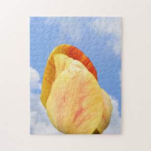Gelbe Tulip-Blume auf blauem Himmel     Puzzle