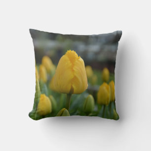 Gelbe Tulpen im Feld Throw Kissen