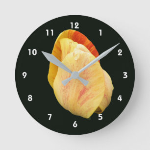 Gelbe Tulpenblume Regentropfen  Runde Wanduhr