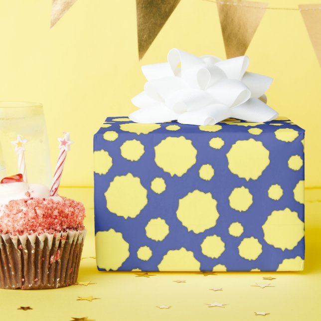 Gelbe Tupfen auf blauem Geschenkpapier (Geburtstagsparty)