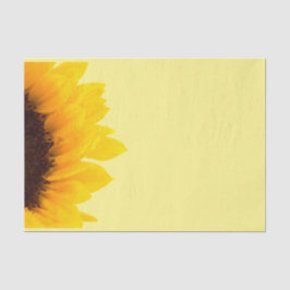 Gelbe und braune Sonnenblumen auf hellgelben Seidenpapier