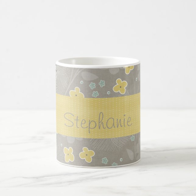 Gelbe und graue Blume Personalisierte Kaffee Tasse (Mittel)