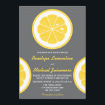 GELBE UND GRAUER LEMON THEMED WEDED EINLADUNG<br><div class="desc">DIESE SPASS-,  FRISCHE UND MODERNE BREITERINVITATIONEN IN GRAU,  WEISS UND HELL GELBEN HUES MIT LEMONSCHIEBEN UND ZWEI HERZGESCHALTETEN SAATEN SIND PERFEKT FÜR EINE FRÜHSTÜCK- ODER SOMMERBREITUNG MIT EINEM LEMONTHEME. DIE RÜCKSEITE DER EINLADUNG IST GELBEN MIT EINEM WEISSEN POLKA HERZPATTER. ARTWORK © CHRISSY H. STUDIOS,  LLC. ALLE RECHTE VORBEHALTEN.</div>