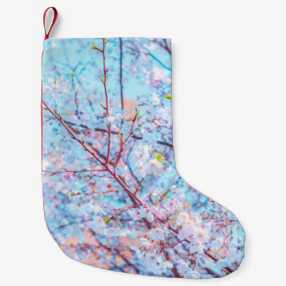 GELBE UND GRÜNE BLÄTTER AUF BRAUNEM BAUMZWEIG KLEINER WEIHNACHTSSTRUMPF